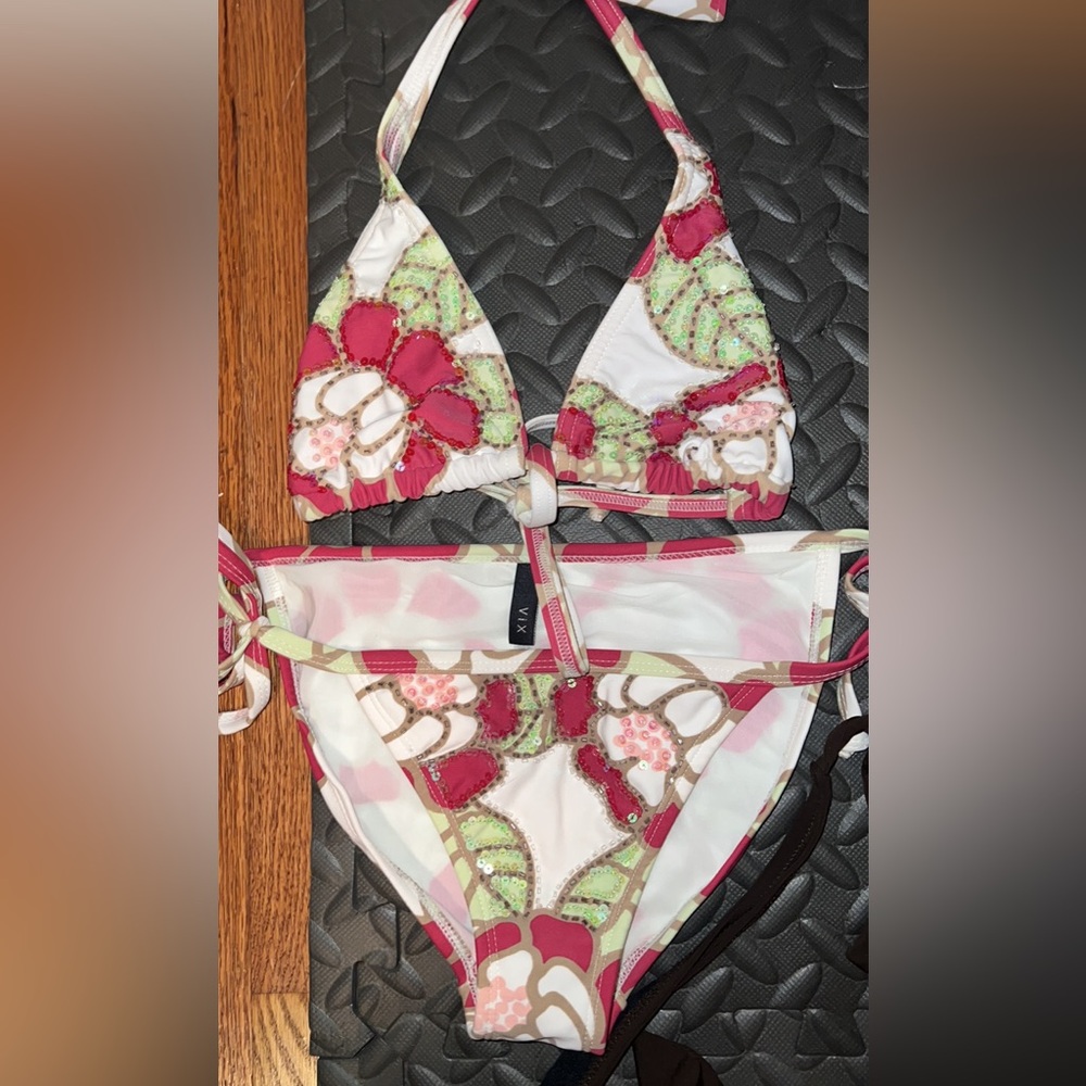 VIX NEW W/O Tags Women’s Size Medium 2 piece Sparkly Beaded String Bikini.